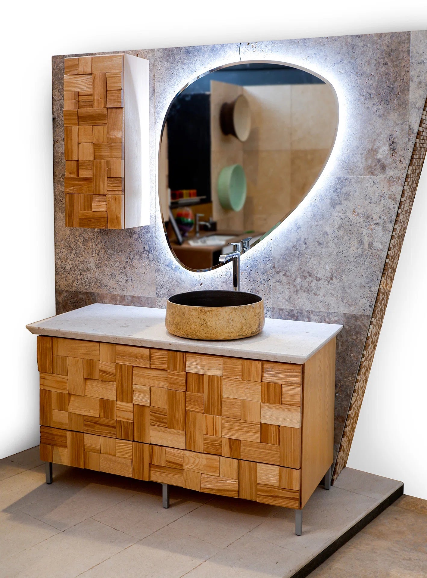 composizione di arredo per il bagno in stile moderno con dettagli in legno e pietra naturali realizzato da stone art