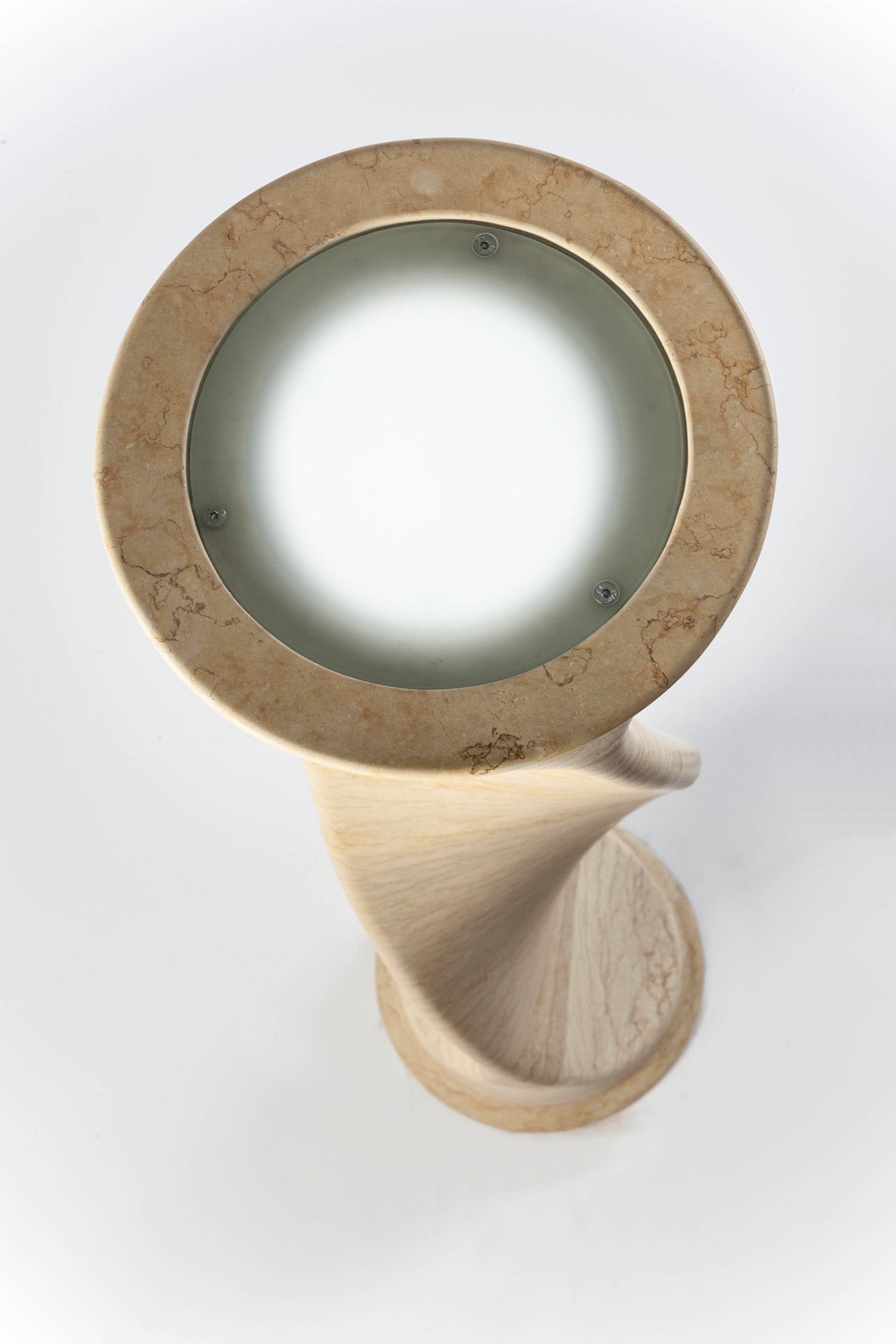 lampada scultura a piantana alta realizzata a mano in pietra naturale marmo giallo sole di stone art