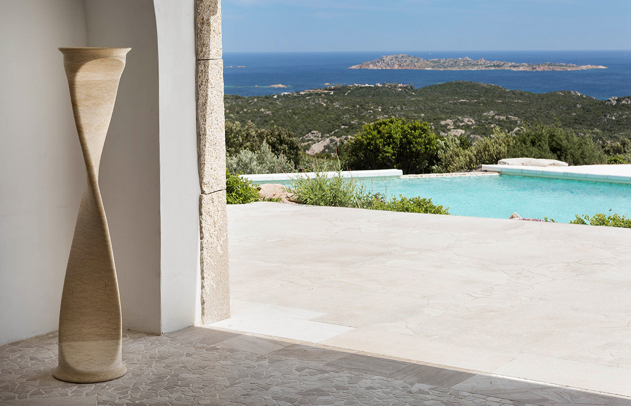 lampada scultura a piantana alta realizzata a mano in pietra naturale marmo giallo sole di stone art