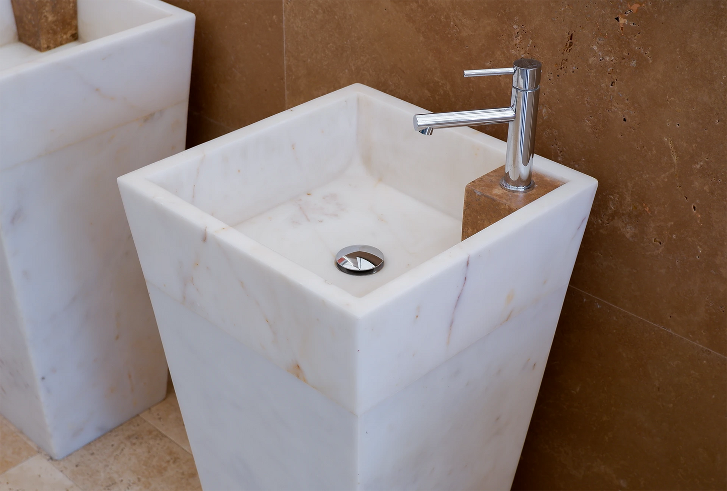 lavabo a colonna per bagno in pietra naturale marmo bianco venduto da Stone Art