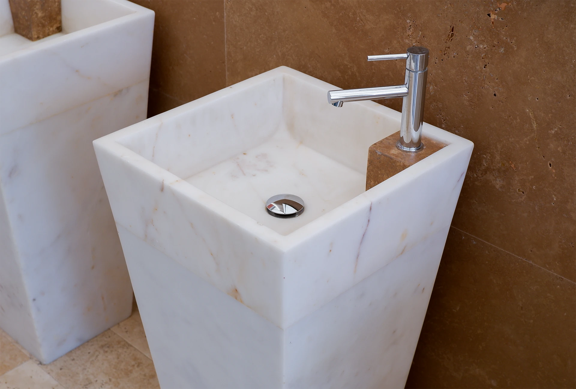 lavabo a colonna per bagno in pietra naturale marmo bianco venduto da Stone Art