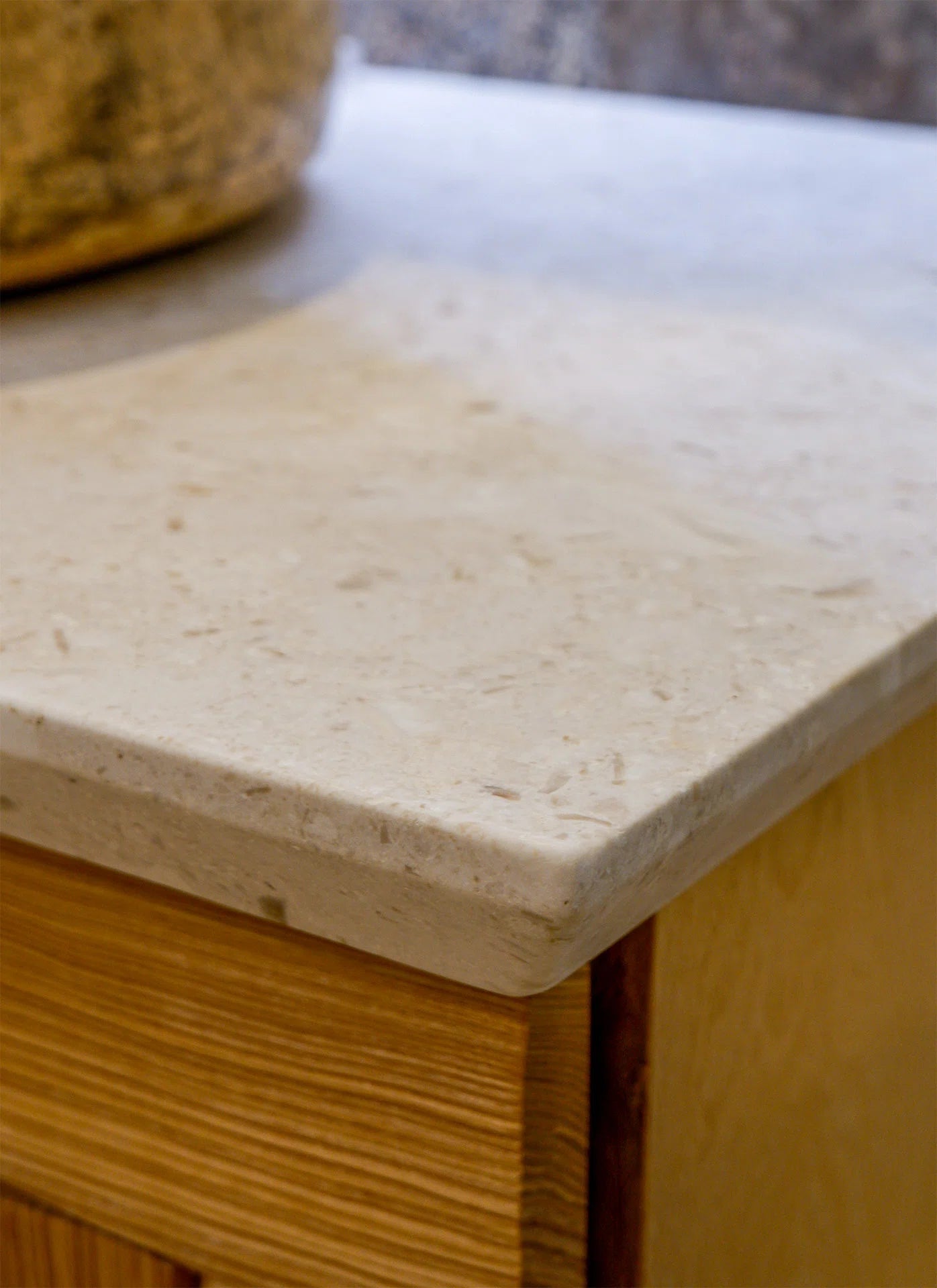 dettaglio del piano in pietra naturale marmo cremaperla di stone art