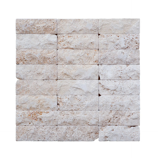 piastrelle in pietra naturale travertino chiaro con finitura a spacco dalla superficie in rilievo e con i bordi arrotondati, piastrelle utili a rivestire pareti esterne o interne, stone art