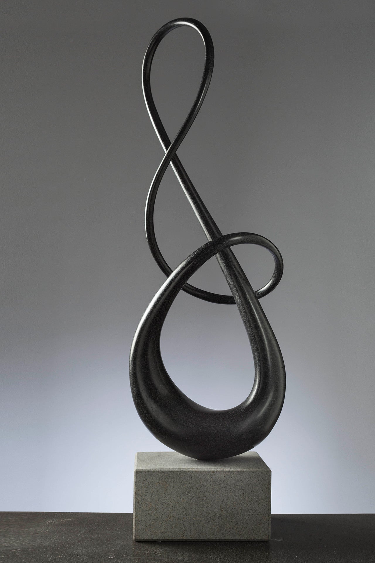 scultura a tuttotondo in Basalto nero realizzata da Gianfranco Puddu e venduta da Stone Art