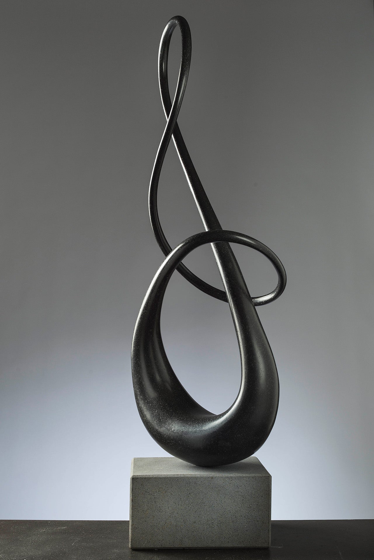 scultura a tuttotondo in Basalto nero realizzata da Gianfranco Puddu e venduta da Stone Art