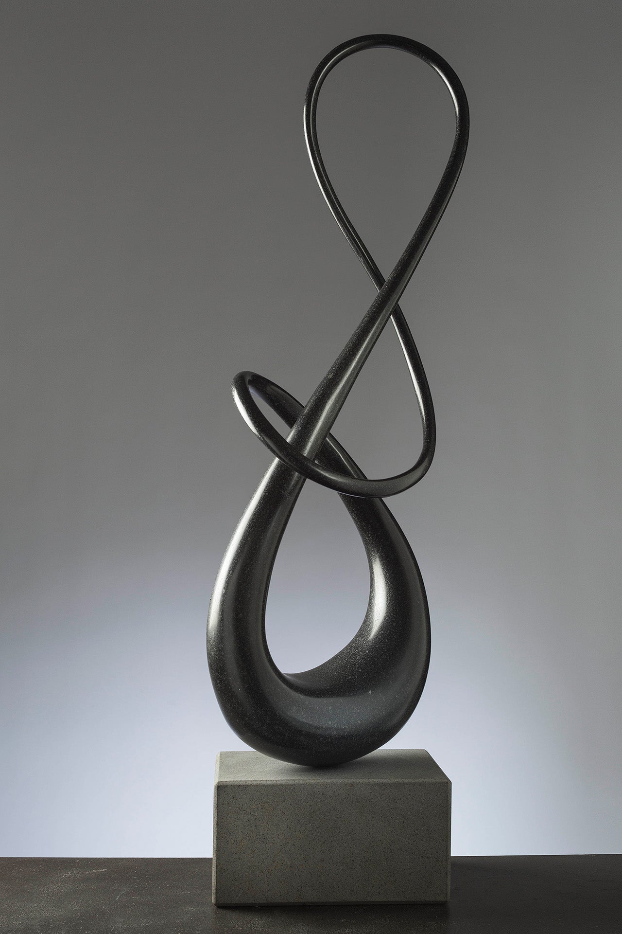 scultura a tuttotondo in Basalto nero realizzata da Gianfranco Puddu e venduta da Stone Art