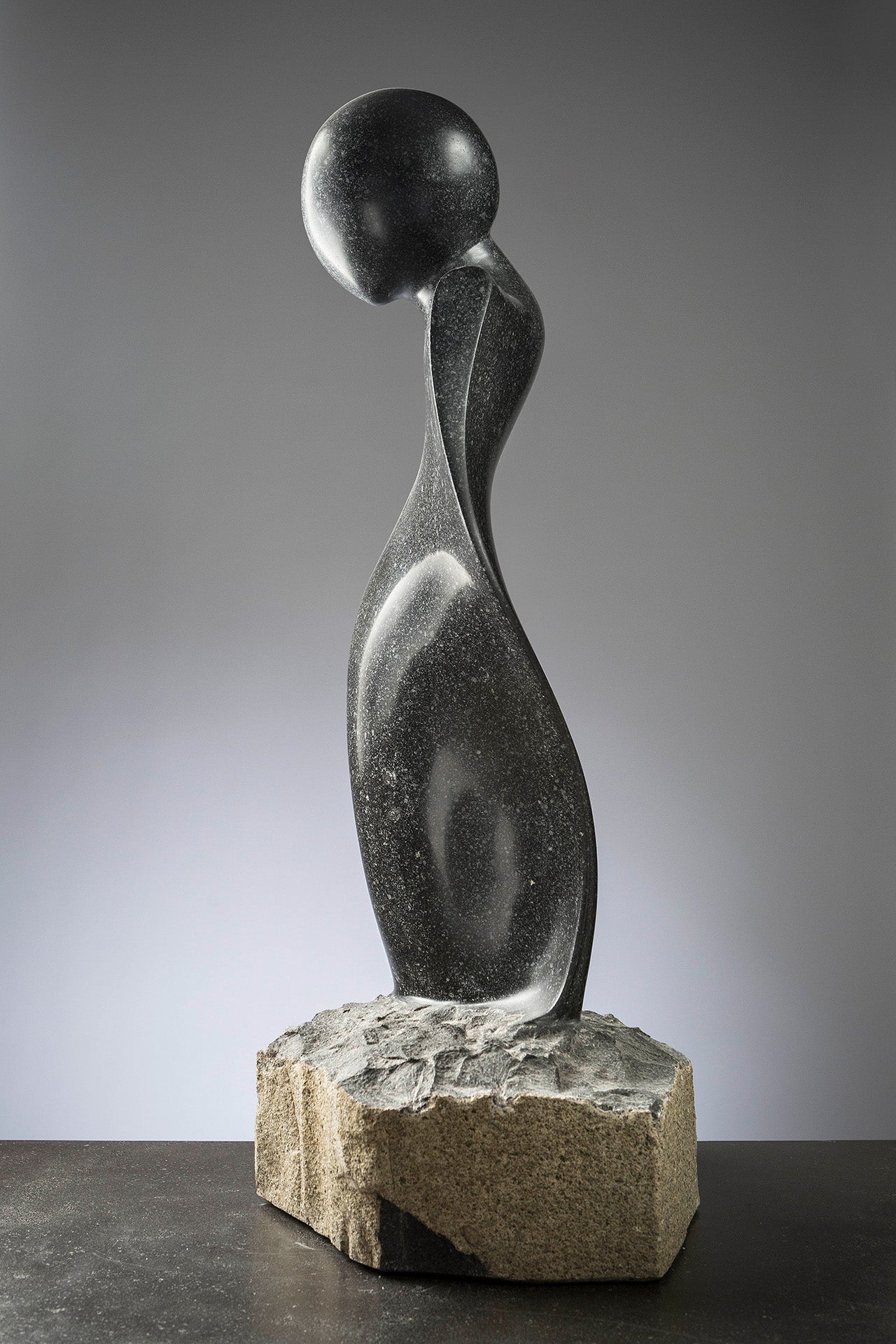 scultura realizzata a mano in pietra naturale lavica tipo Basalto realizzata dallo scultore Gianfranco Puddu e venduta da Stone Art