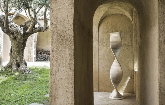 Scultura Lampada alta in pietra naturale Marmo bianco di Orosei