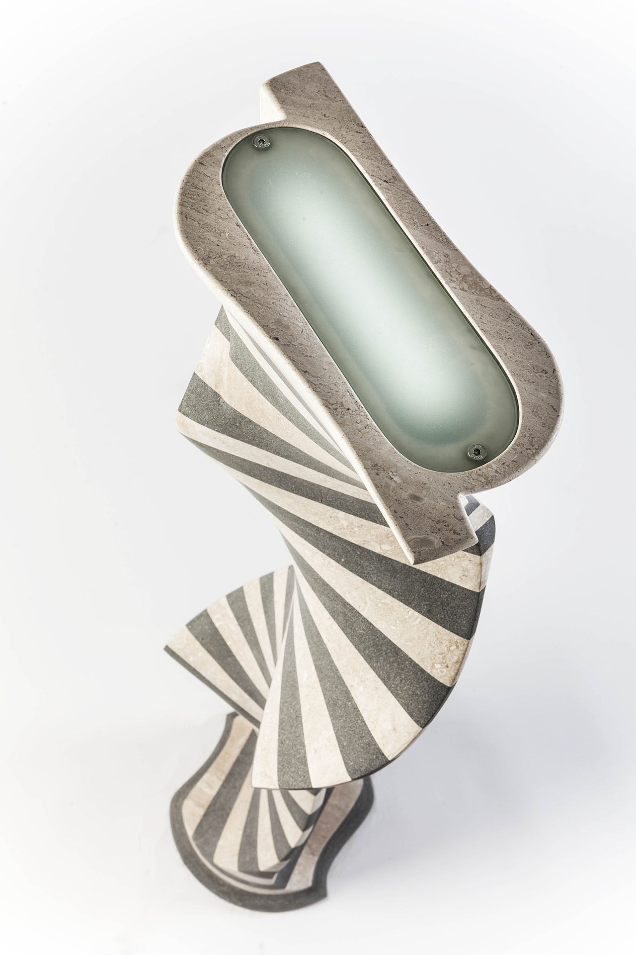 Scultura Lampada alta in pietra naturale Marmo bianco e Basalto