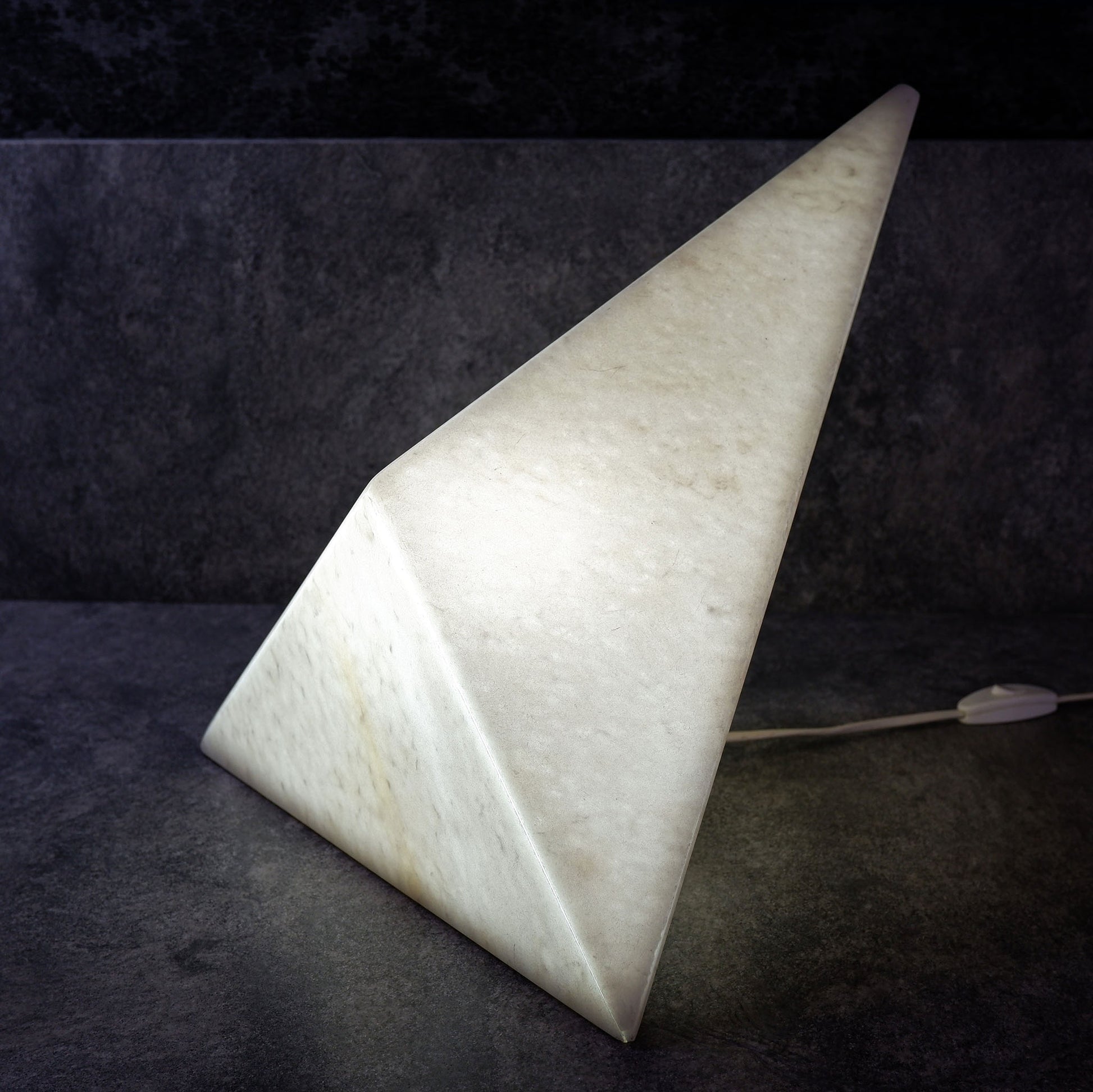 Lampada da tavolo Triangolo in pietra Marmo Afyon | Stone Art