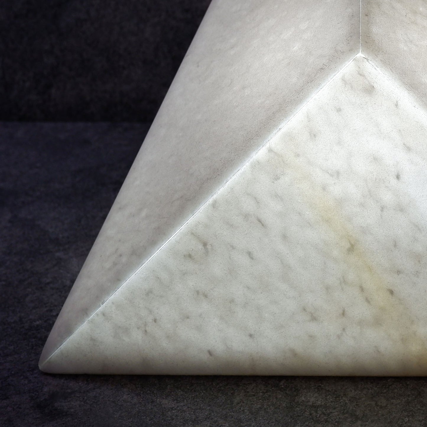 Lampada da tavolo Triangolo in pietra Marmo Afyon | Stone Art