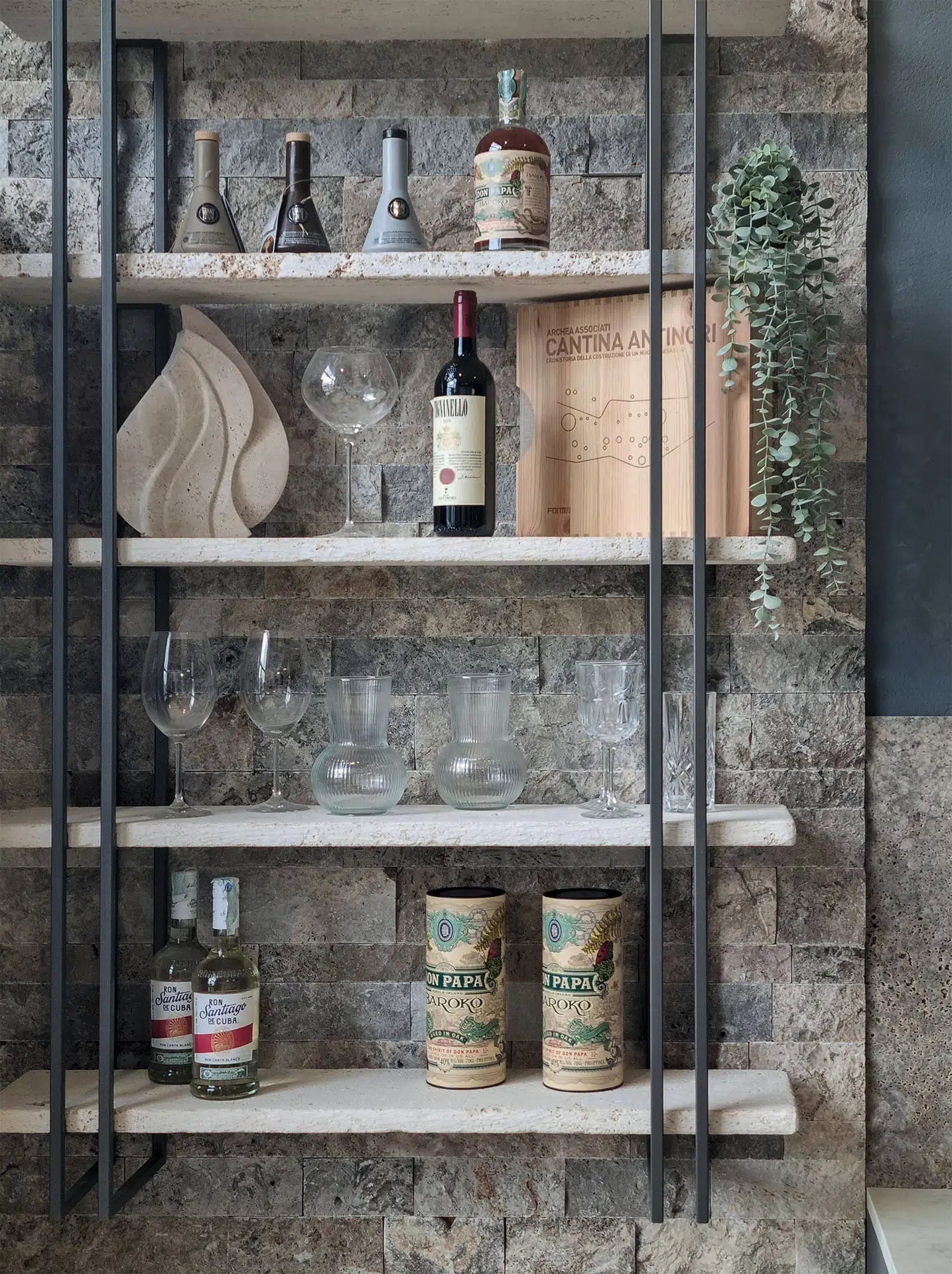 Libreria sospesa con ripiani in travertino chiaro raschiato con parete in travertino grigio finitura a spacco di stone art