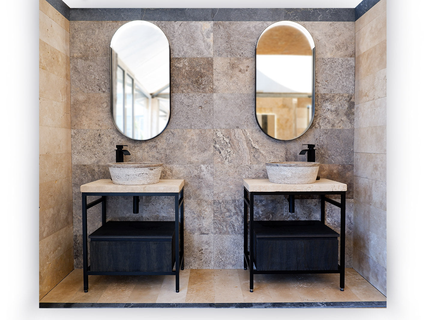 coppia di mobili bagno completi di lavabo, specchio e base in metallo