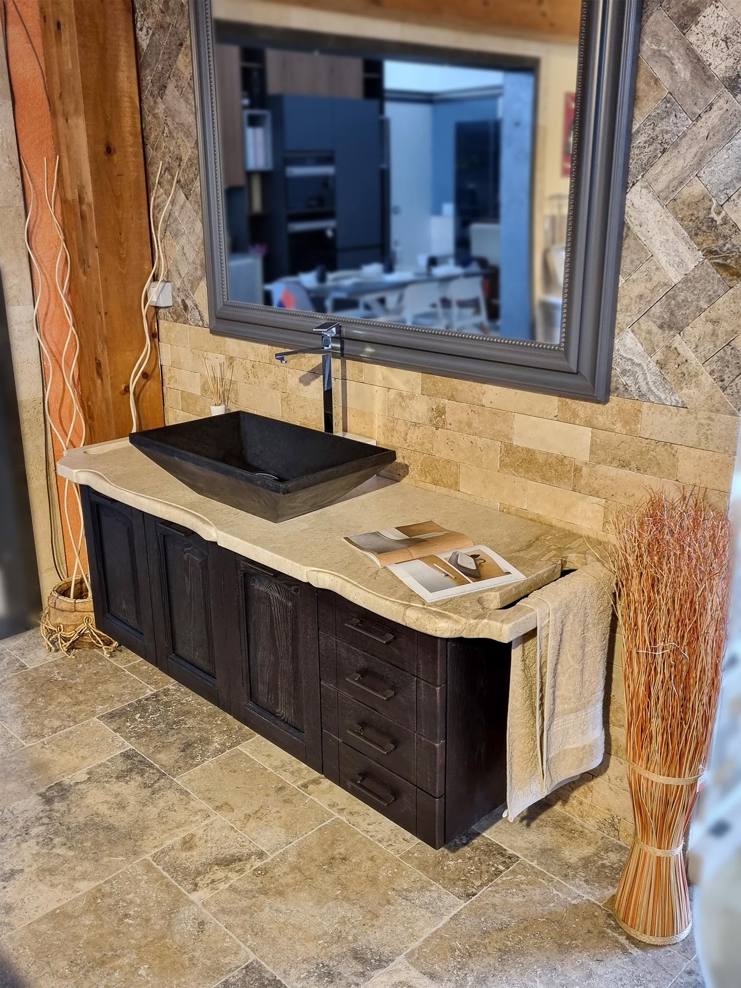 mobile bagno Nora un arredo stile classico con top in marmo bianco e base arredo nero vista laterale stone art