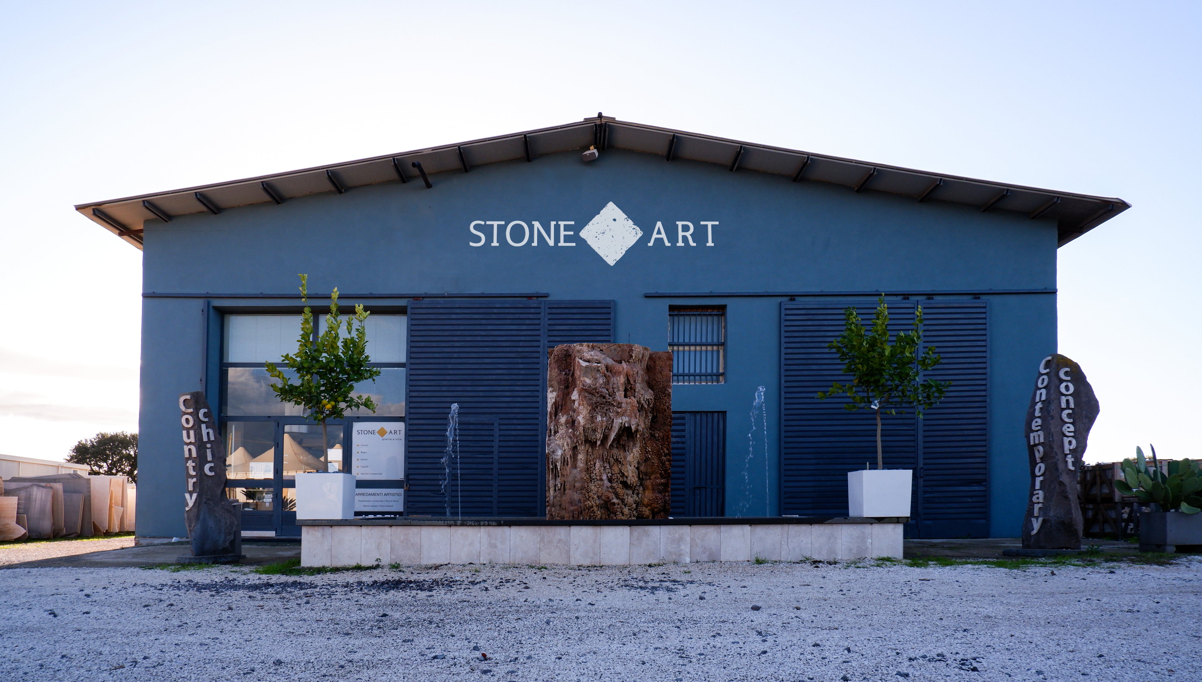 Carica il video: Video di presentazione aziendale di Stone Art snc dove si vedono il laboratorio durante la lavorazione della pietra e lo showroom con l&#39;arredamento esposto