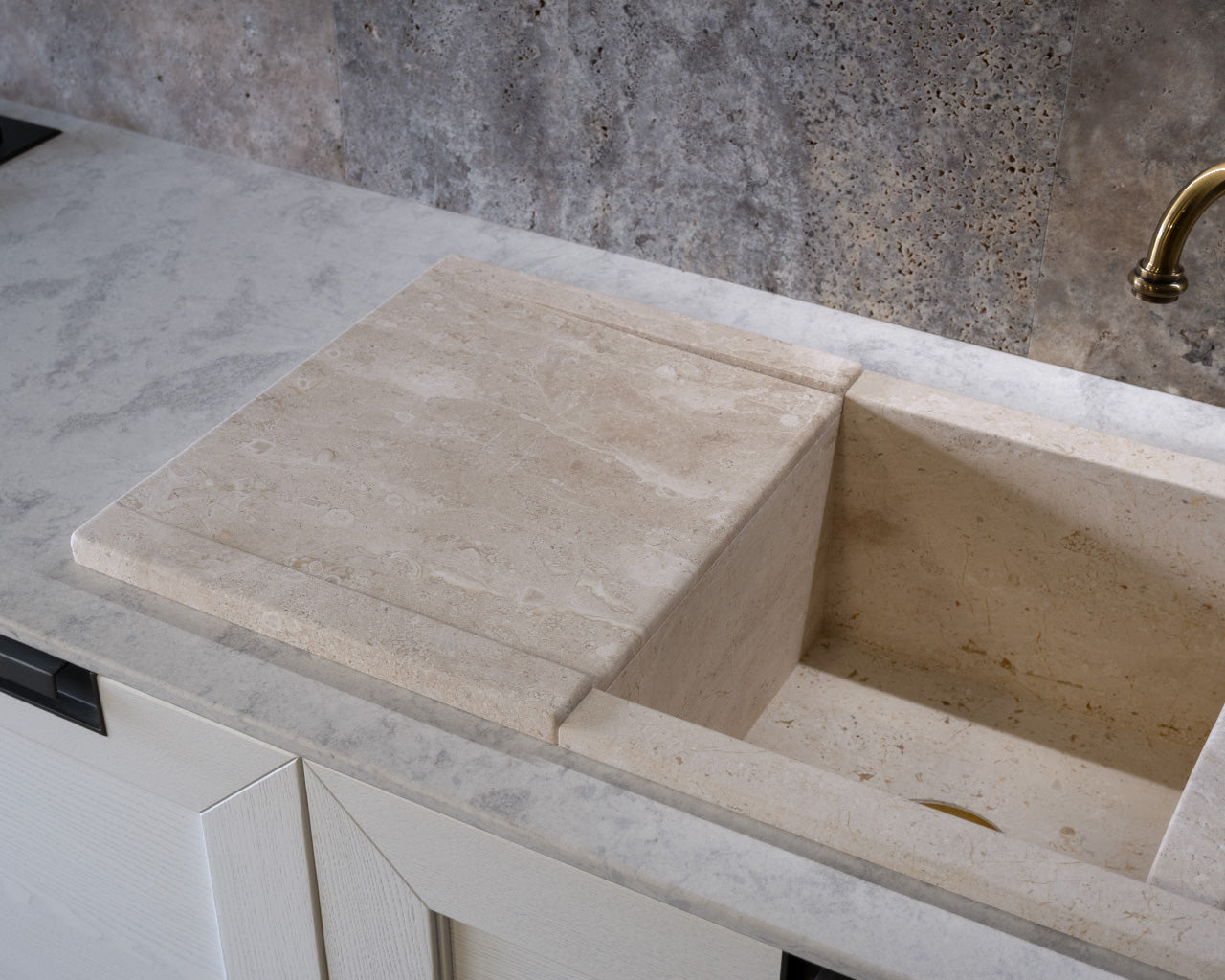 lavello lavandino per cucina con gocciolatoio fatto a mano in Italia con pietra 100% naturale marmo bianco beige chiaro