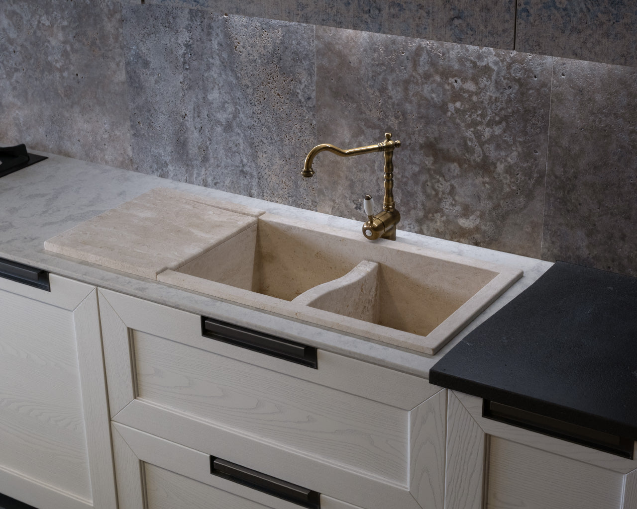 lavello lavandino per cucina con gocciolatoio fatto a mano in Italia con pietra 100% naturale marmo bianco beige chiaro