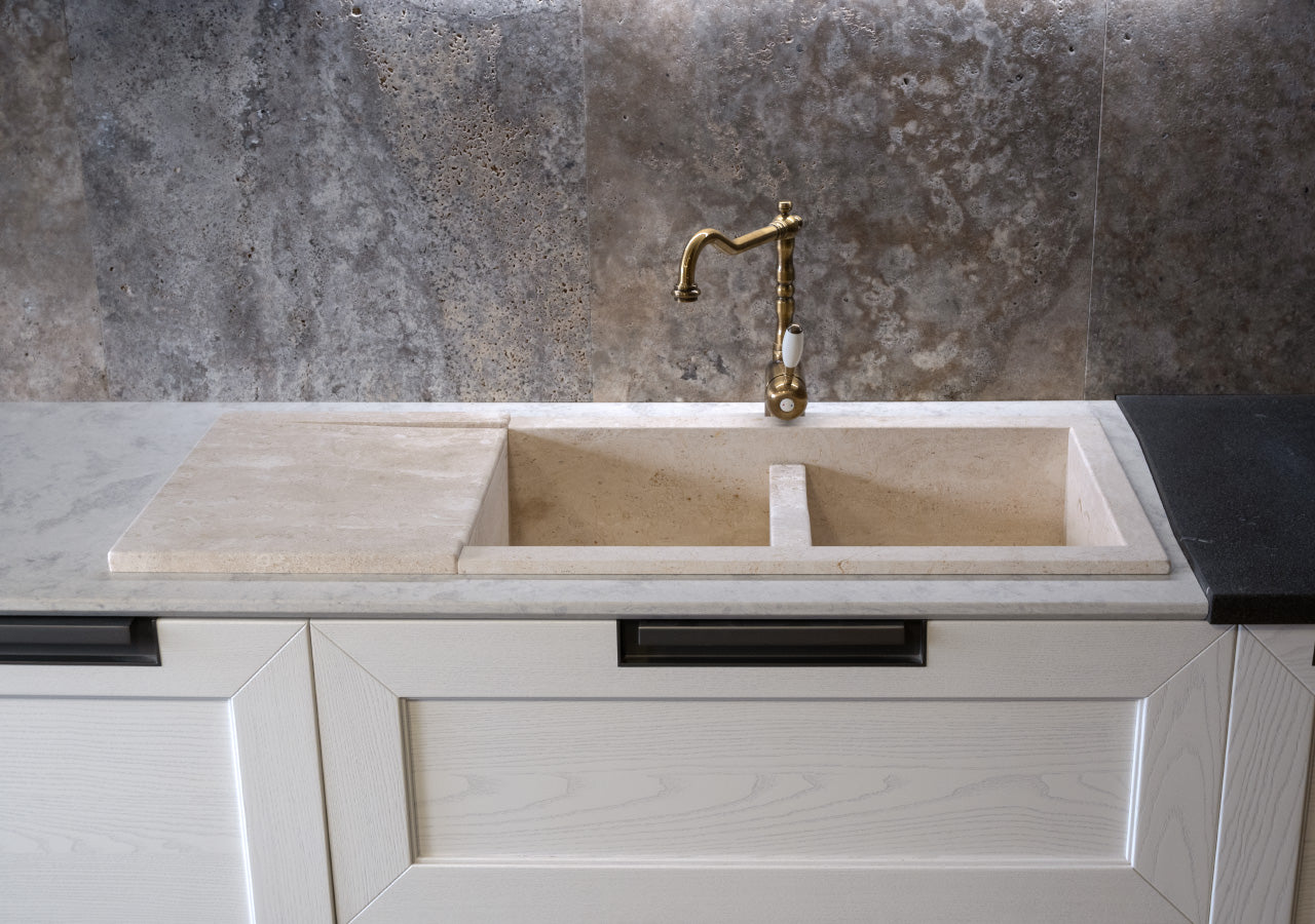 lavello lavandino per cucina con gocciolatoio fatto a mano in Italia con pietra 100% naturale marmo bianco beige chiaro