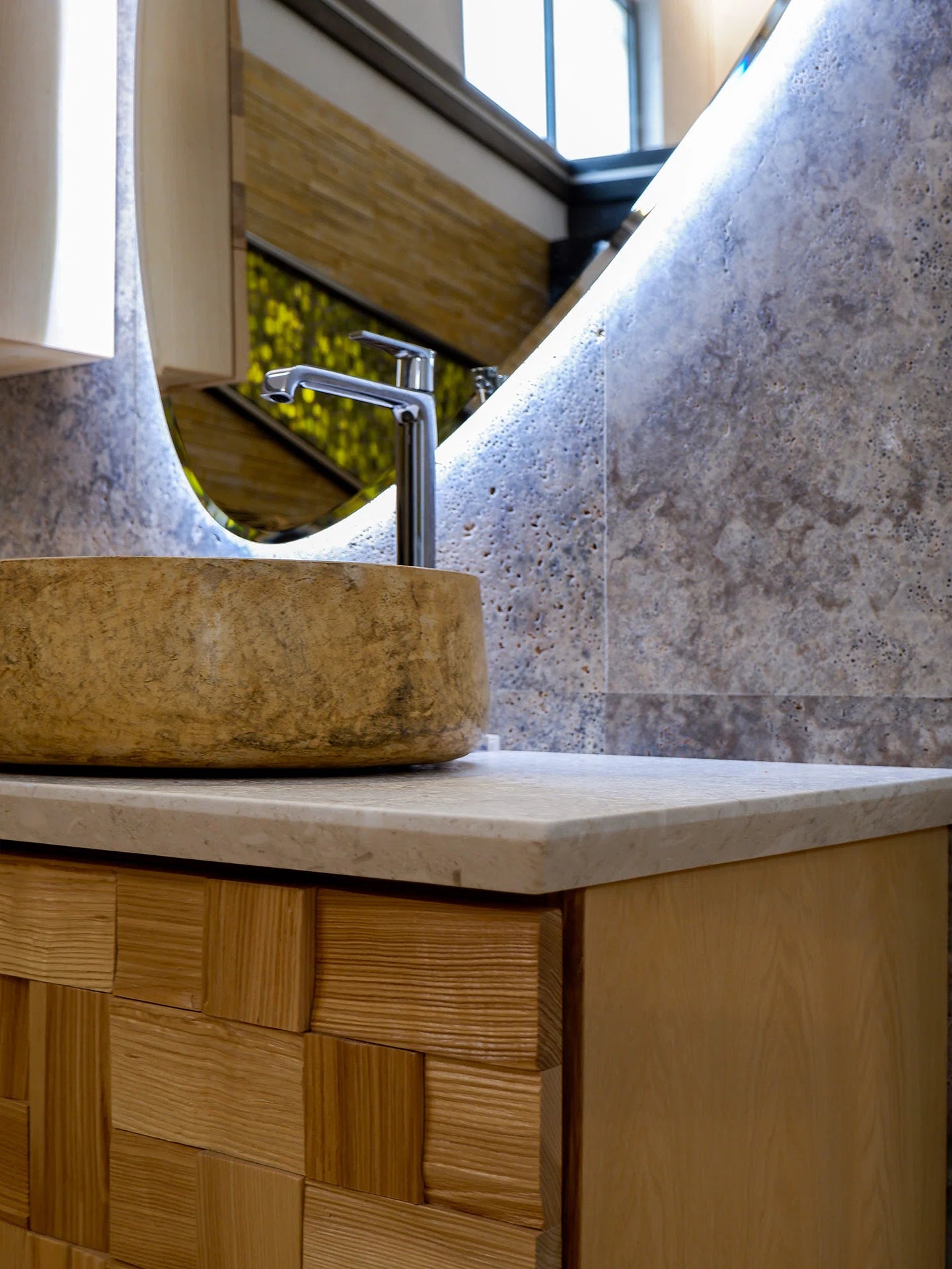 dettaglio del lavabo e del mobile bagno wood in pietra marmo naturale di stone art