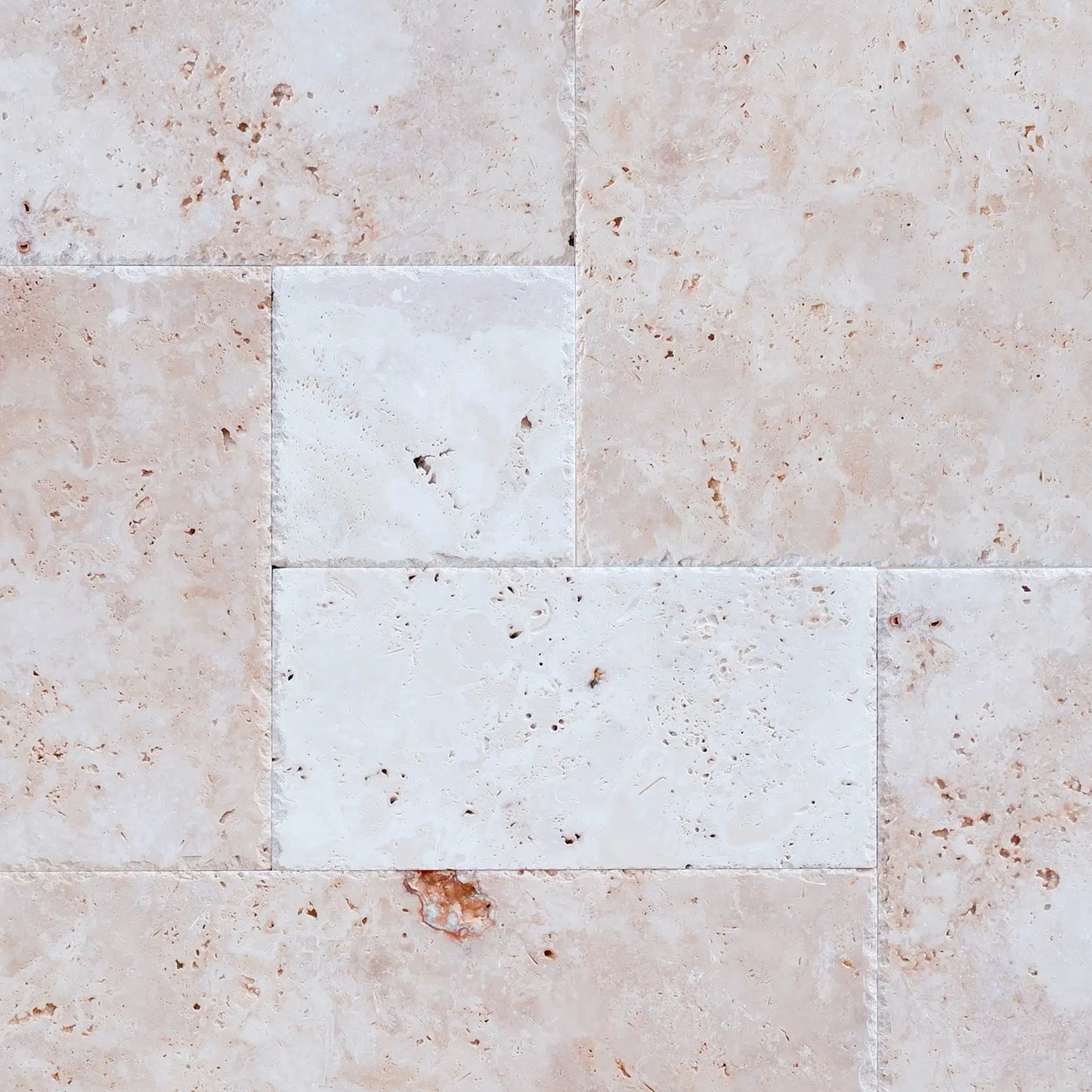 piastrelle per rivestire pareti, pavimenti e superfici in pietra naturale travertino chiaro light con formato opus romano e bordo tranciato e dritto di stone art