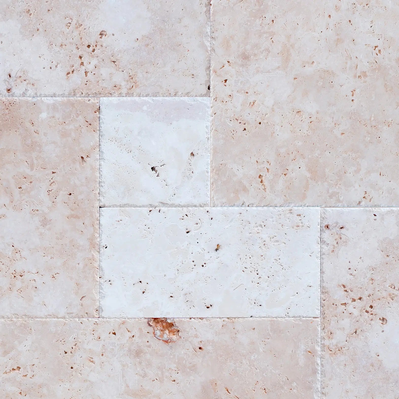 piastrelle per rivestire pareti, pavimenti e superfici in pietra naturale travertino chiaro light con formato opus romano e bordo tranciato e dritto di stone art