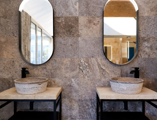 composizione parete bagno con piastrelle spazzolate in pietra naturale travertino in combinazione con dei mobili bagno moderni in travertino chiaro realizzati da Stone Art