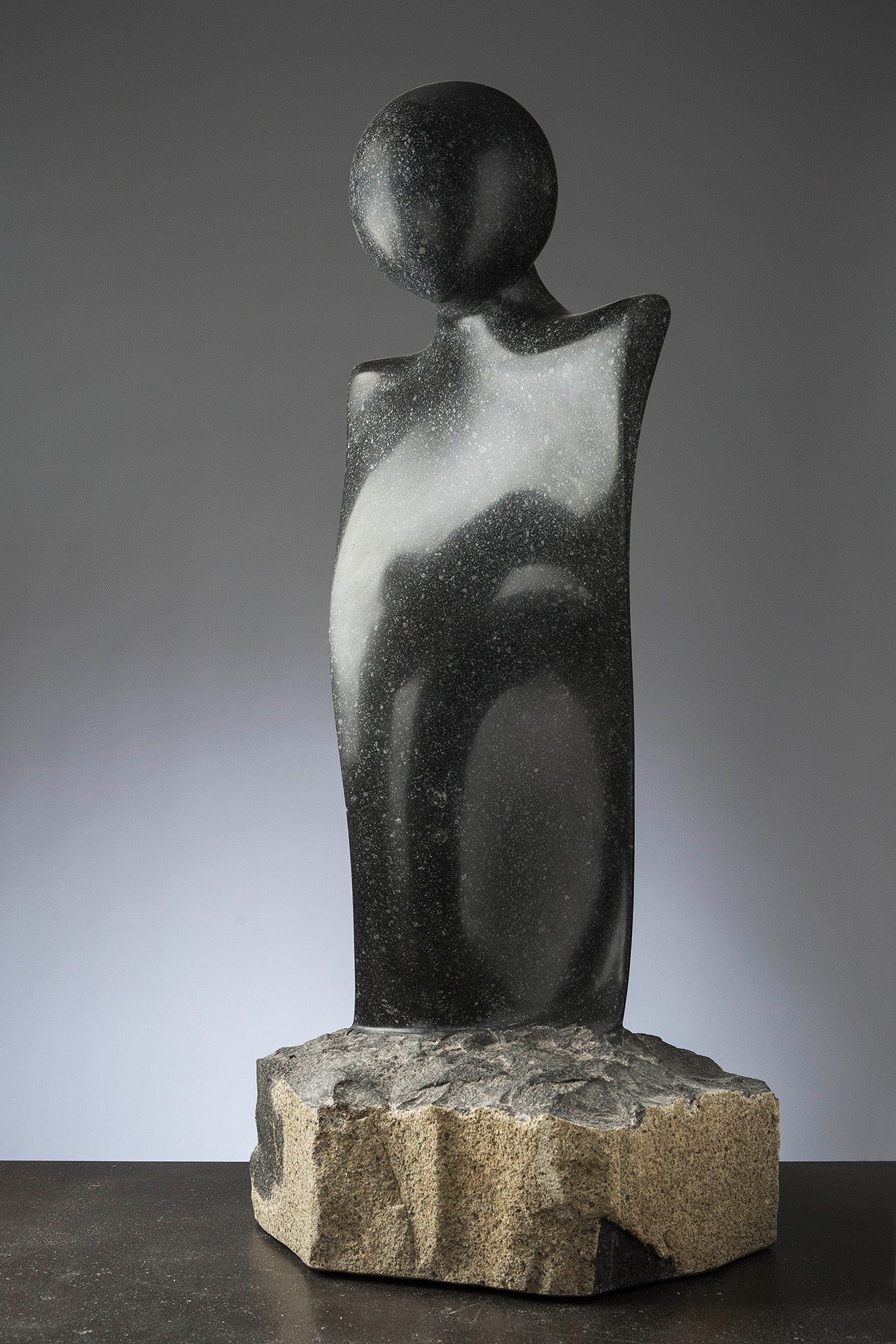 scultura realizzata a mano in pietra naturale lavica tipo Basalto realizzata dallo scultore Gianfranco Puddu e venduta da Stone Art