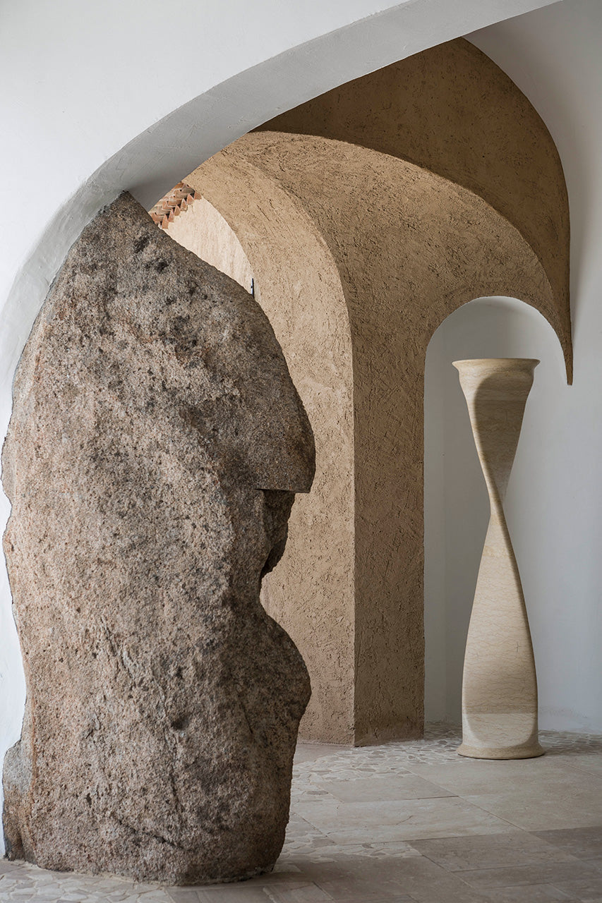 lampada scultura a piantana alta realizzata a mano in pietra naturale marmo giallo sole di stone art
