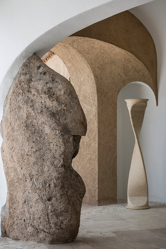 lampada scultura a piantana alta realizzata a mano in pietra naturale marmo giallo sole di stone art