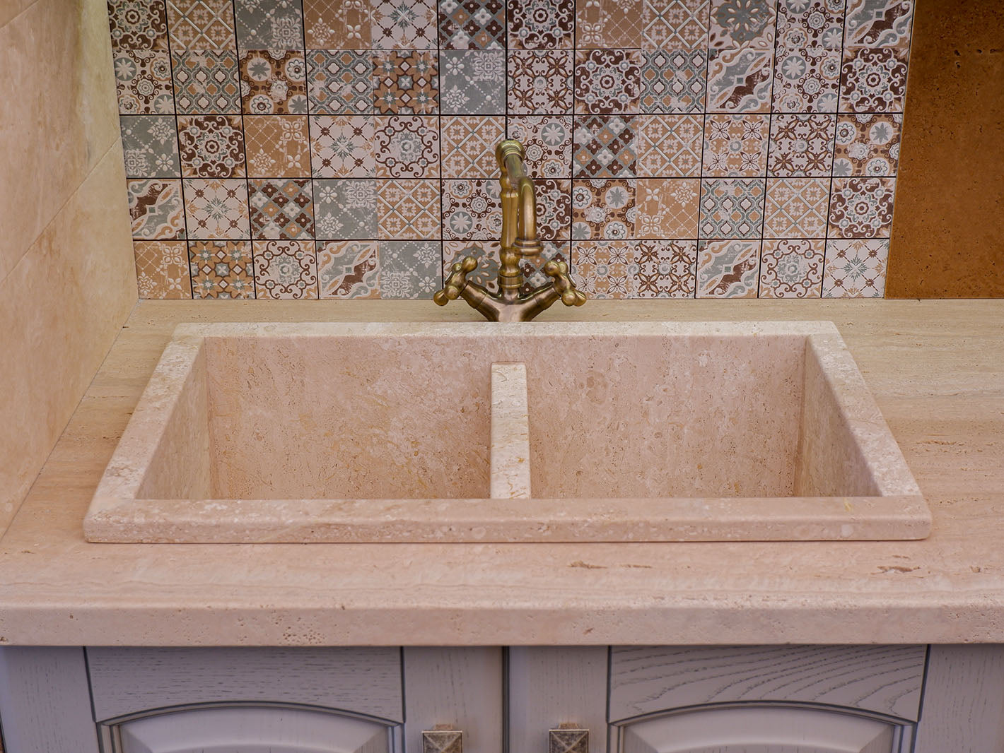 lavello cucina classica magda in marmo bianco di orosei con doppiavasca incassata di stone art