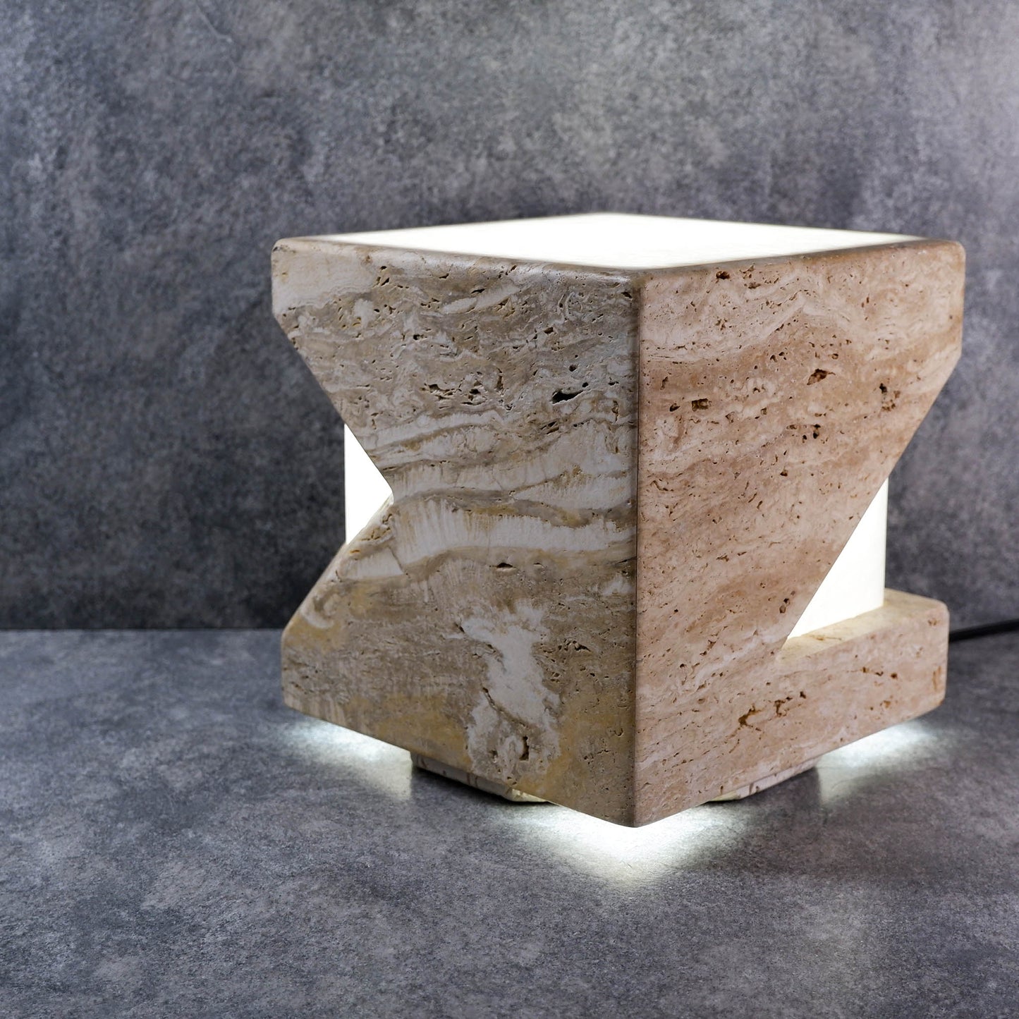 Lampada-tavolo-cubo-pietra-travertino-afyon-vista-accesa-StoneArt