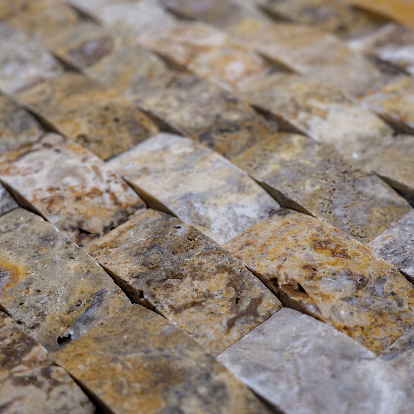 Piastrelle Mosaico Ondulato su rete Pietra Travertino Autunno 2,5x5 cm | Stone Art
