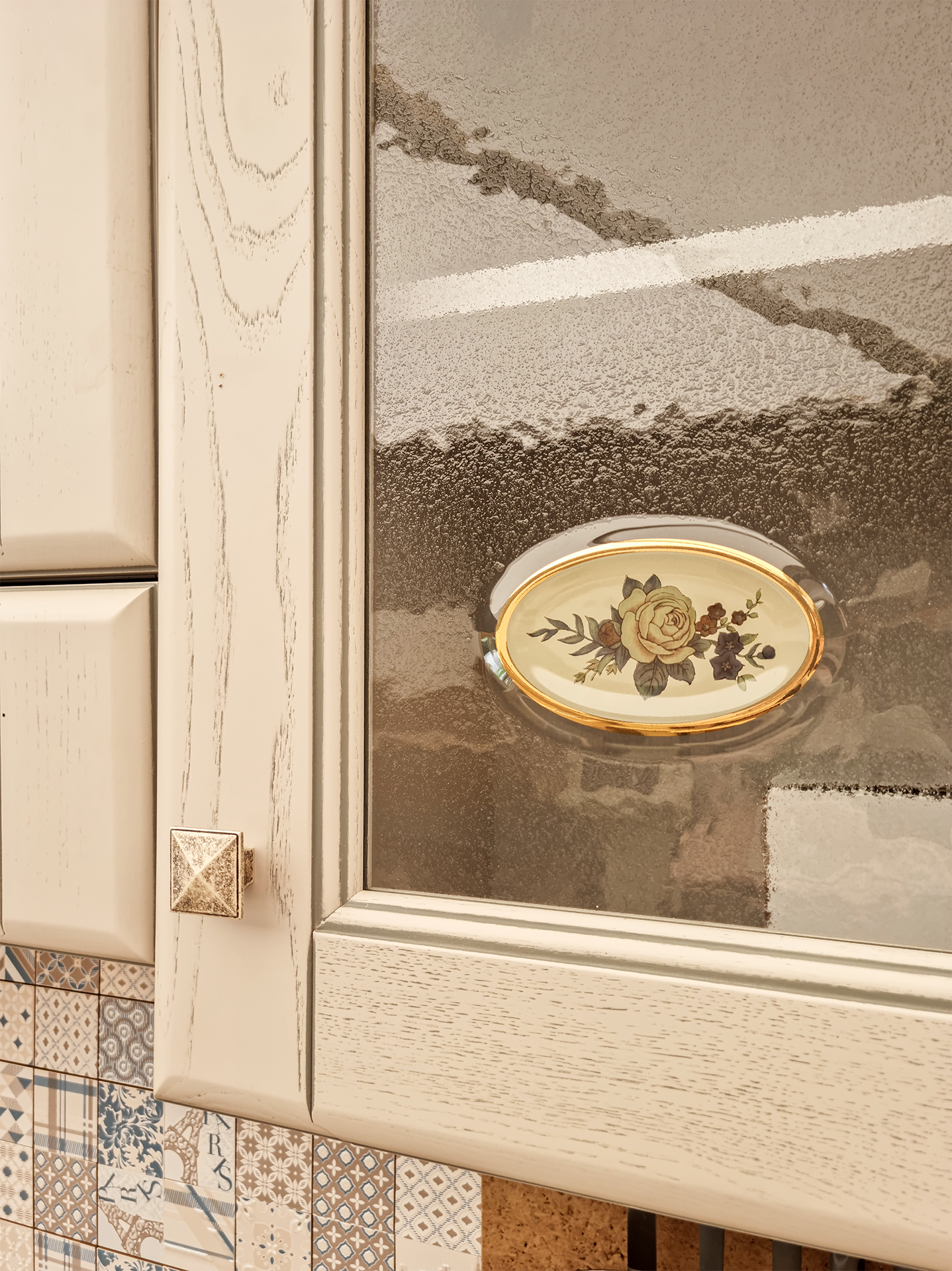 dettaglio anta in vetro con decoro floreale di cucina classica magda di stone art