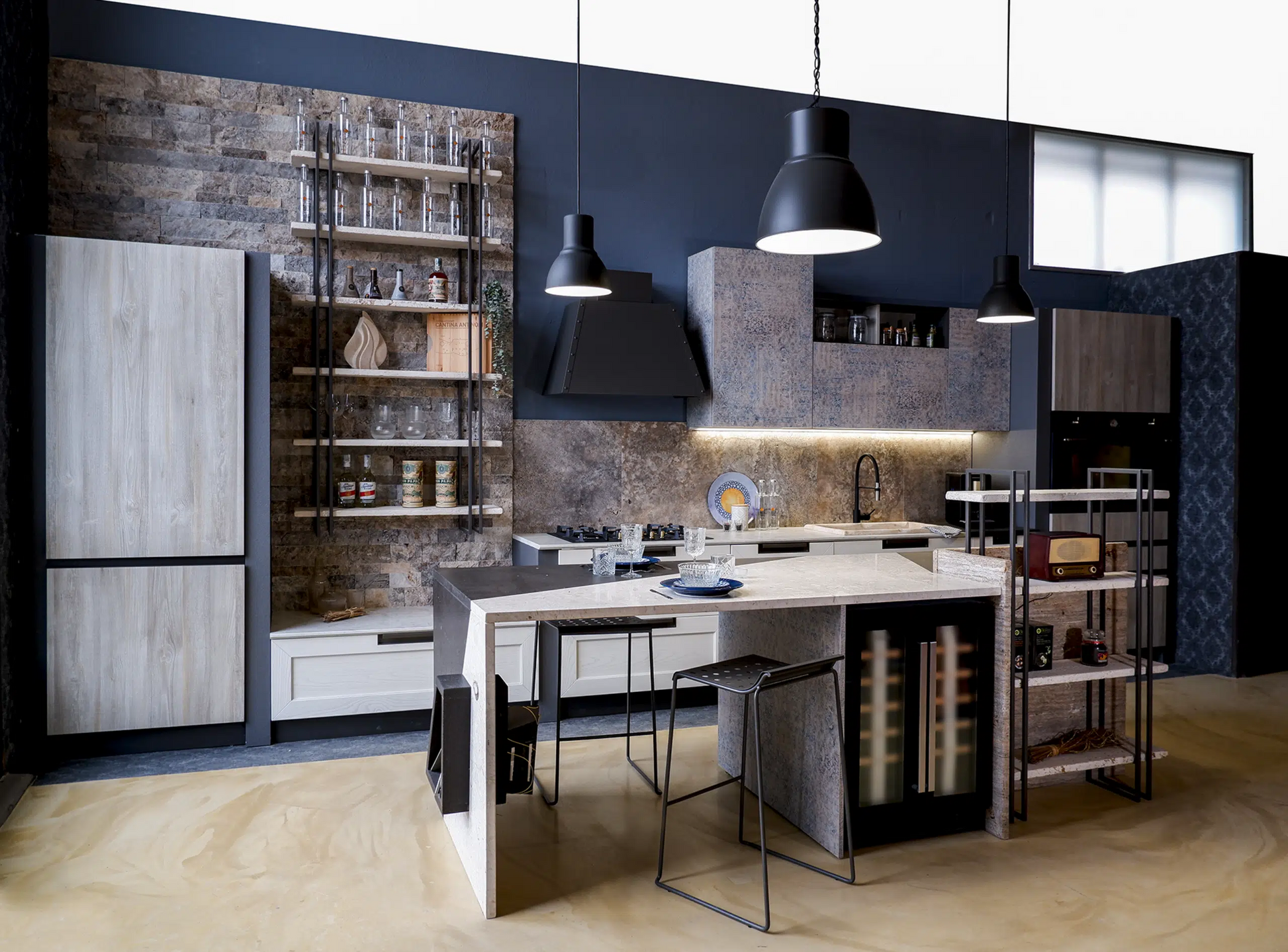 Cucina moderna in stile stone art con dettagli in pietra Marmo Cremaperla, Quarzo e Basalto, ante dei mobili rivestite con effetti legno e tessuto