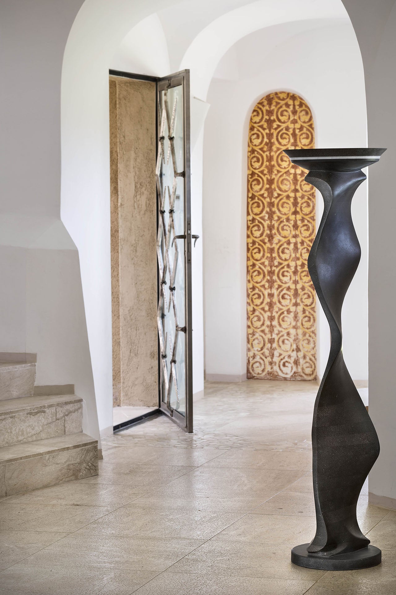 Scultura Lampada alta in pietra naturale Basalto