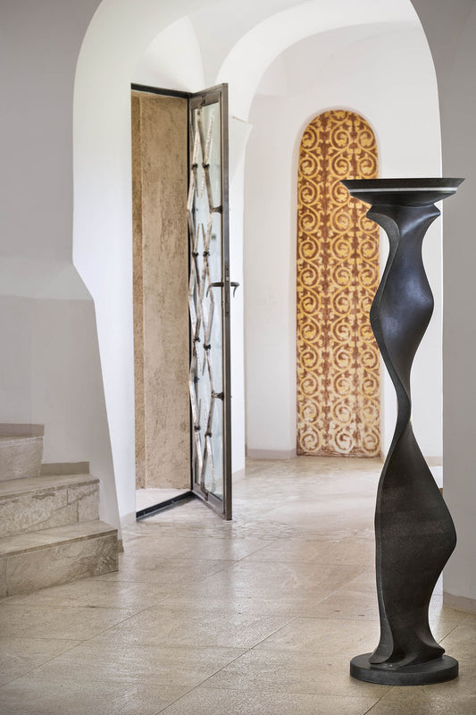 Scultura Lampada alta in pietra naturale Basalto