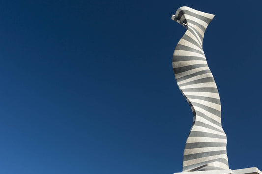 Scultura Lampada alta in pietra naturale Marmo bianco e Basalto
