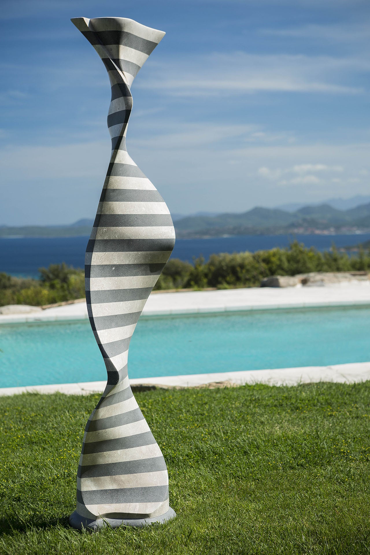 Scultura Lampada alta in pietra naturale Marmo bianco e Basalto