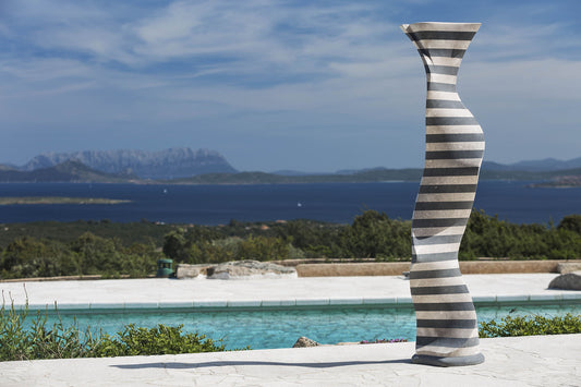 Scultura Lampada alta in pietra naturale Marmo bianco e Basalto