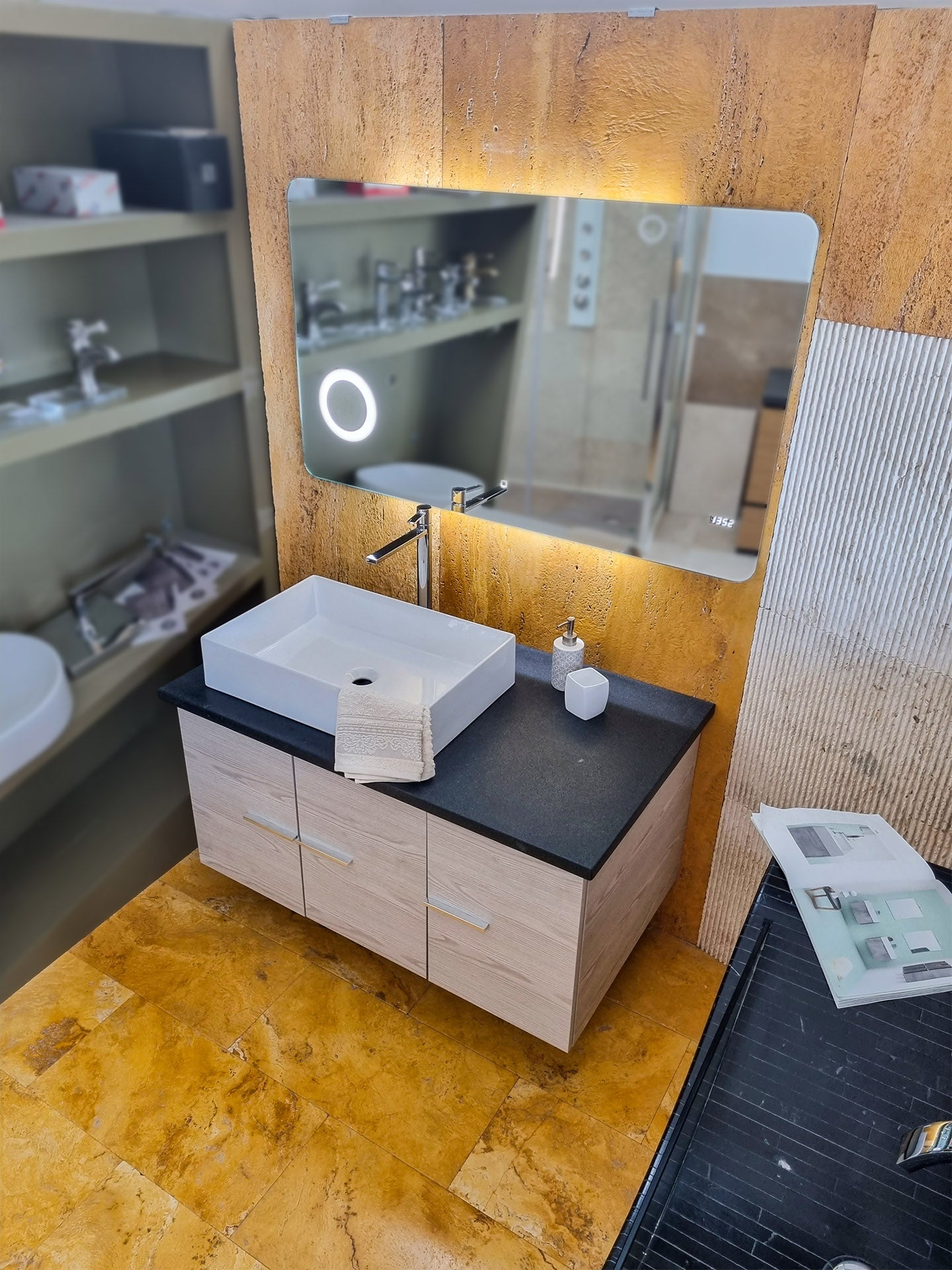 mobile arredo bagno con tre ante bianche legno e lavabo da appoggio stone art