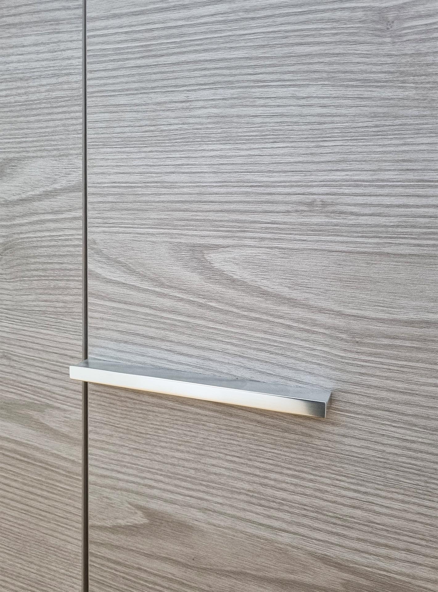 mobile arredo bagno con ante in legno chiaro bianco e maniglie semplici moderne di stone art