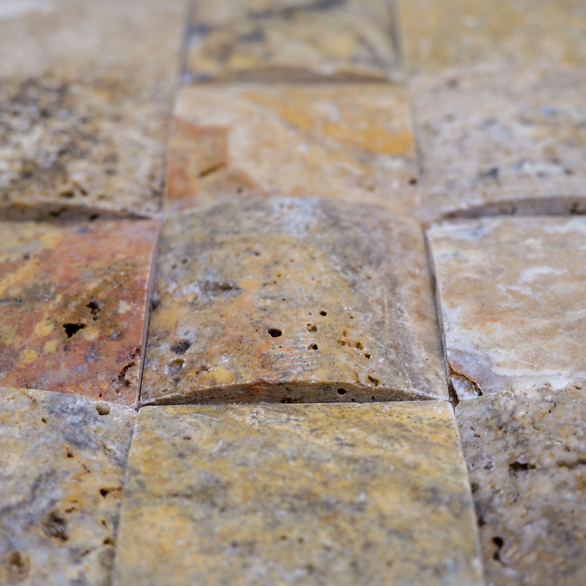 Piastrelle Mosaico Ondulato su rete Pietra Travertino Autunno 5x5 cm | Stone Art