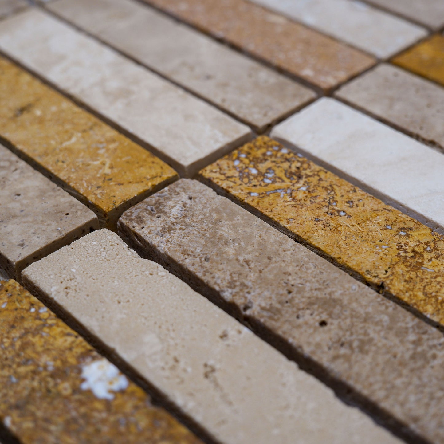 Piastrelle Mosaico su rete Pietra Travertino Mix Color 1x2,3x10 cm | Stone Art