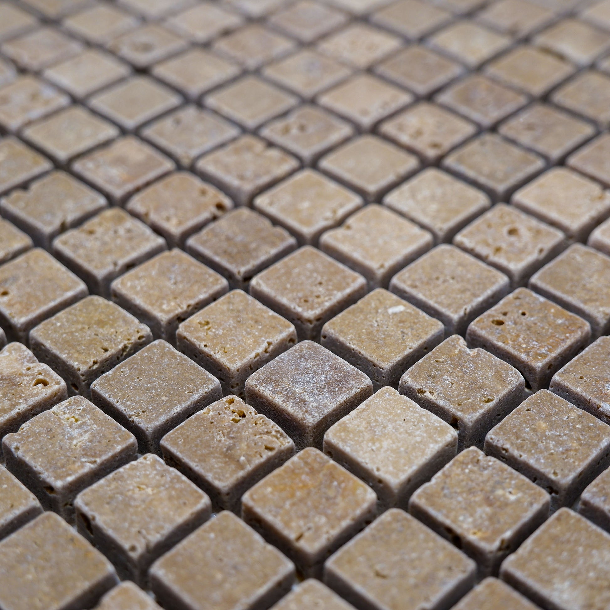 Piastrelle Mosaico su rete Pietra Travertino Noce 1x1,5x1,5 cm | Stone Art