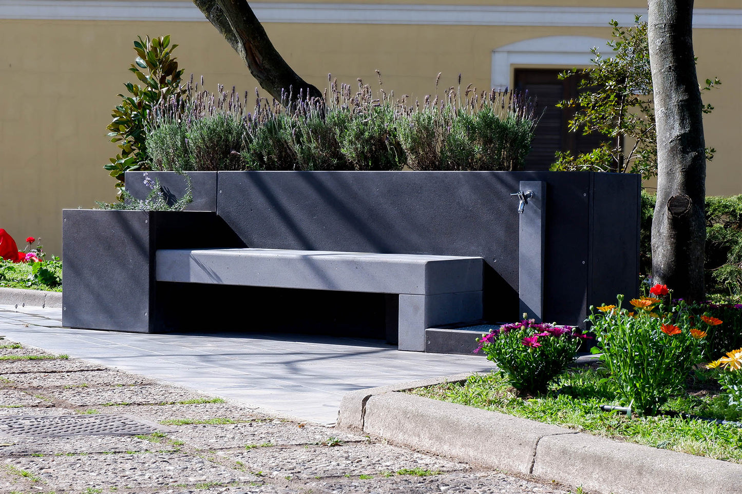 Panchina con fioriera in pietra naturale basalto arredo urbano per piazze giardini parchi Stone-Art