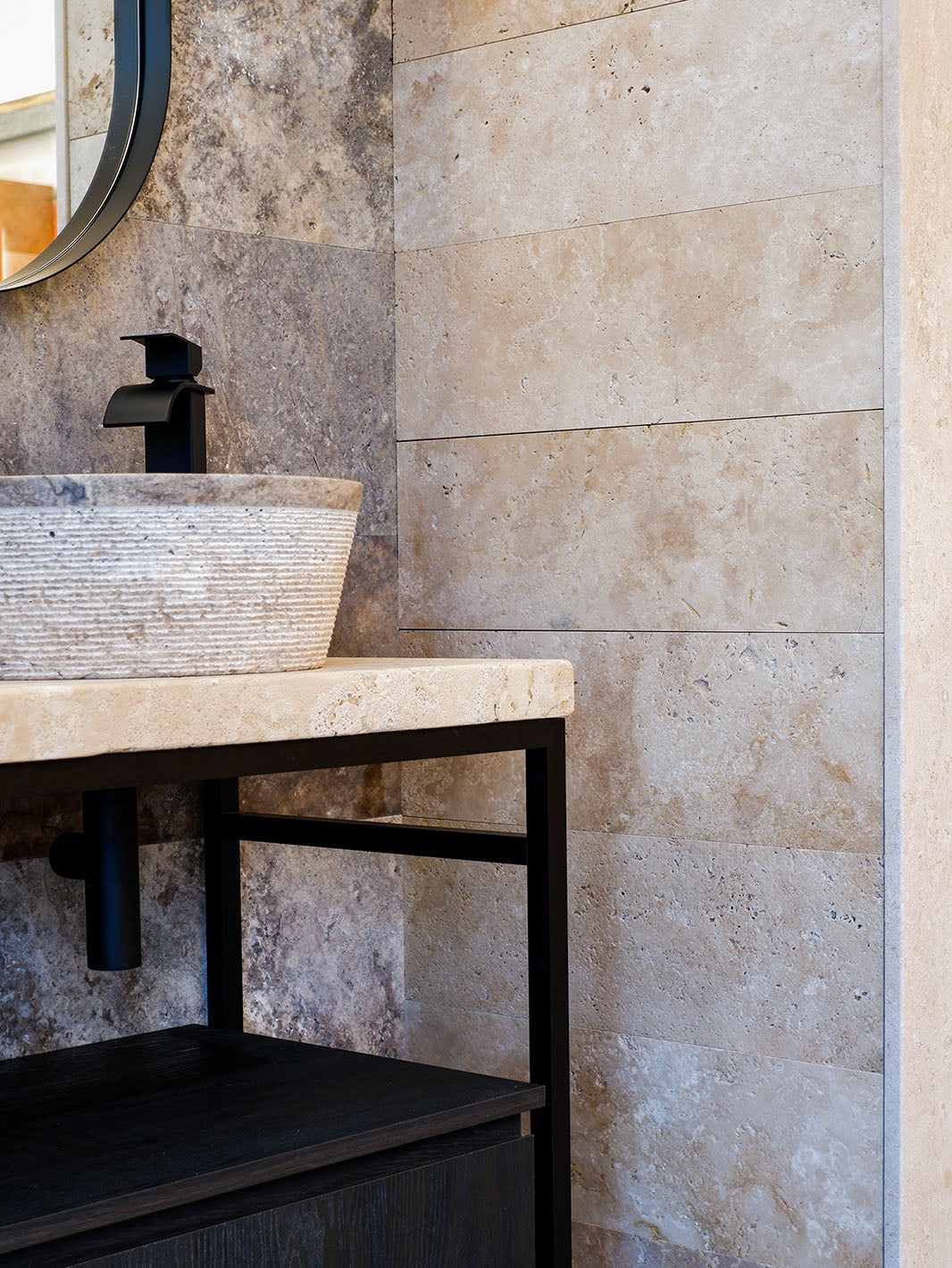 Parete Bagno piastrelle-pietra-spazzolate-travertino-light-20x61-stone-art