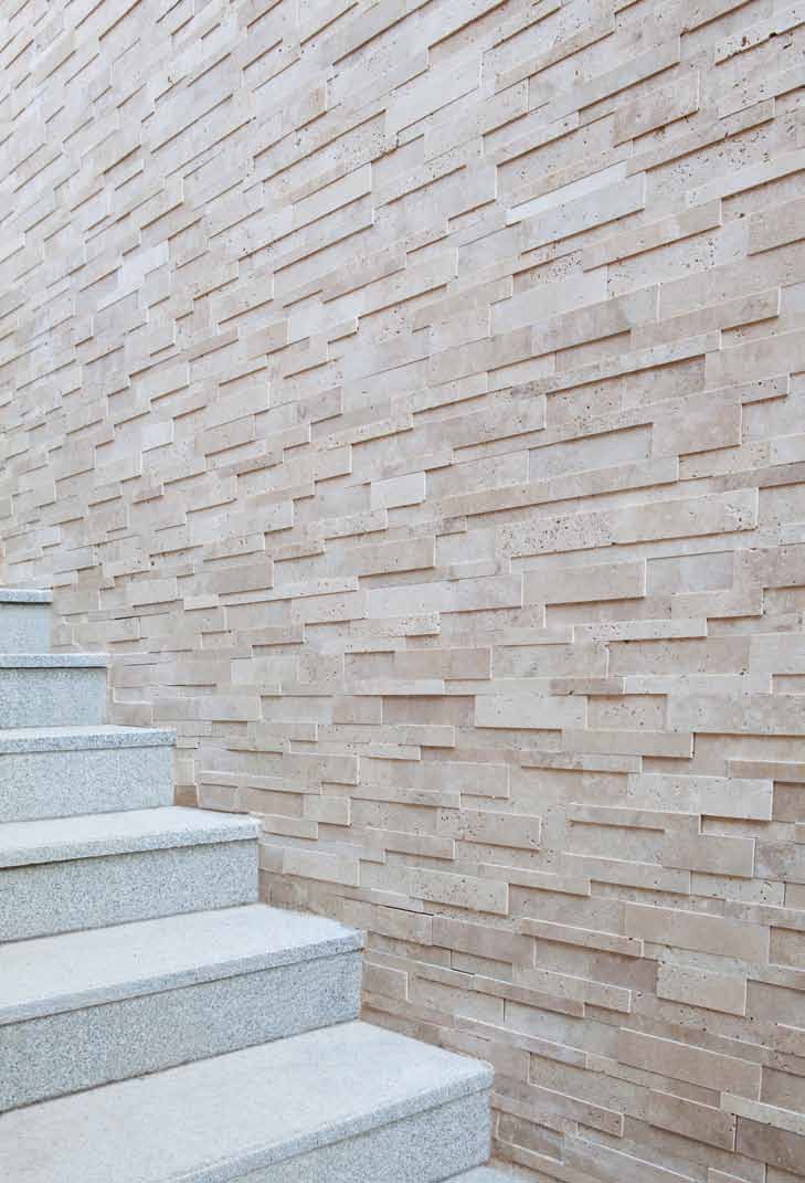parete con scale Piastrelle Pietra Splitface Travertino Chiaro Assemblato | Stone Art