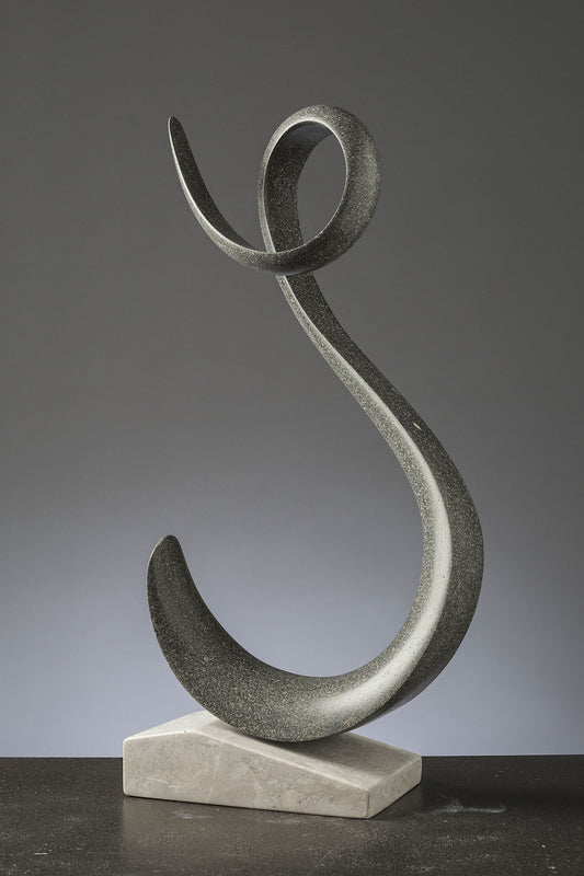 scultura in pietra naturale basalto nero "Ricciolo" realizzata a mano da Gianfranco Puddu di Stone Art