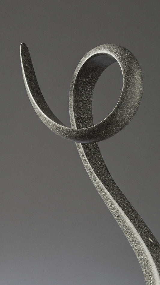 scultura in pietra naturale basalto nero "Ricciolo" realizzata a mano da Gianfranco Puddu di Stone Art